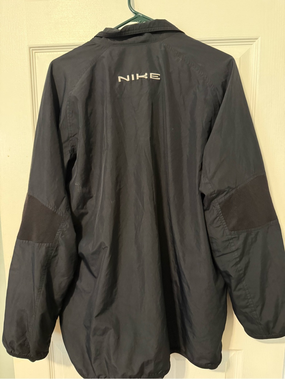 Nike Black Men's Windbreaker Jacket with Subtle Logo